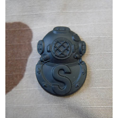 Insignia US Salvage Diver negra en metal mate, fabricada en Estados Unidos según especificación militar