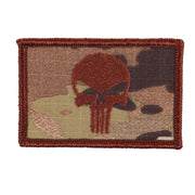 Parche velcro bordado calavera Punisher sobre fondo Multicam 75x55 mm