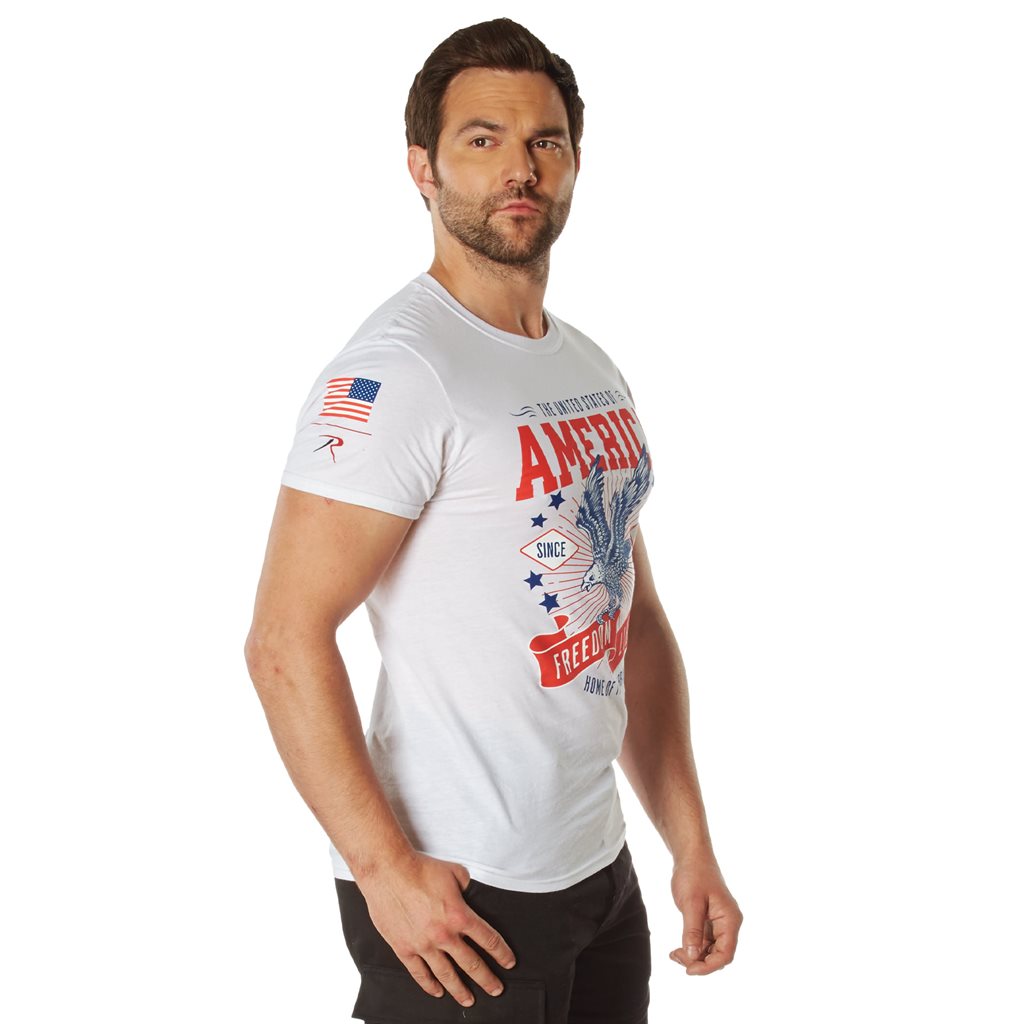 Camiseta blanca de manga corta con el texto FREEDOM & LIBERTY