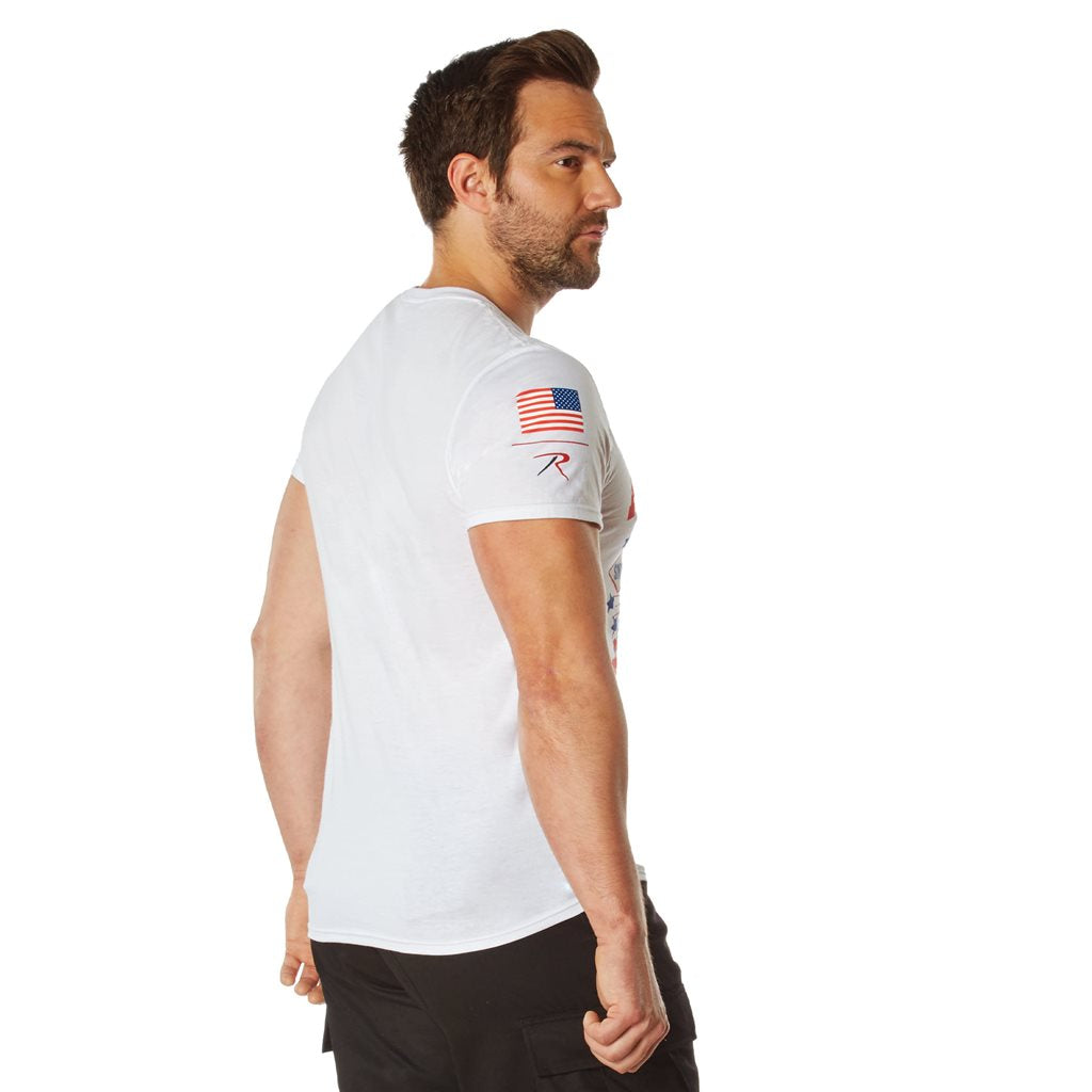 Camiseta blanca de manga corta con el texto FREEDOM & LIBERTY