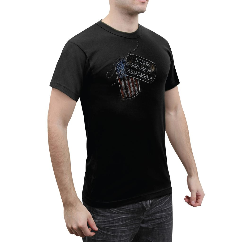 Camiseta negra con estampado HONOR RESPECT REMEMBER sobre placa identificativa