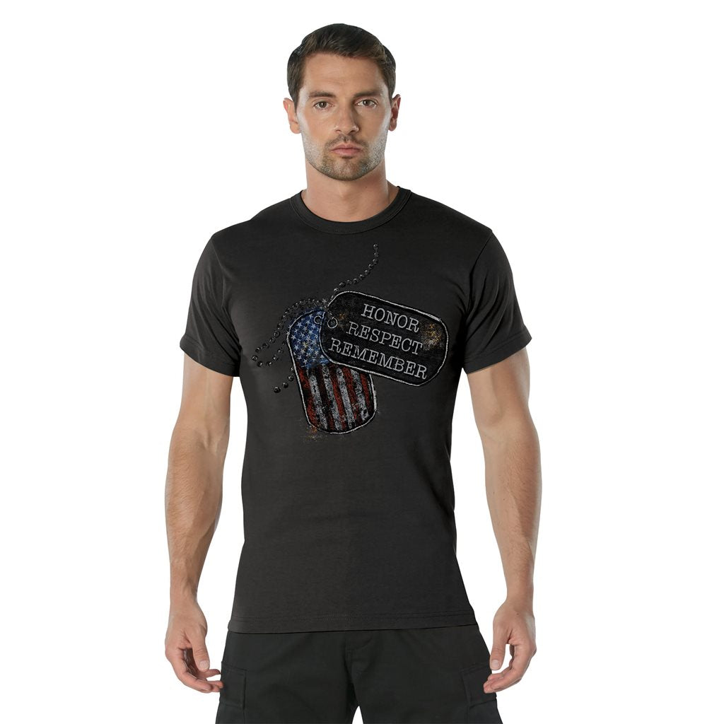Camiseta negra con estampado HONOR RESPECT REMEMBER sobre placa identificativa