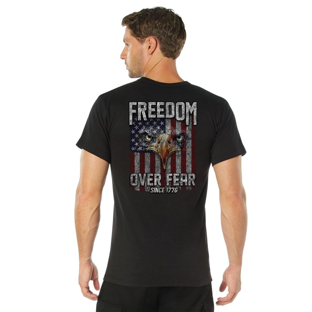 Camiseta negra con estampado 'FREEDOM OVER FEAR' vista frontal