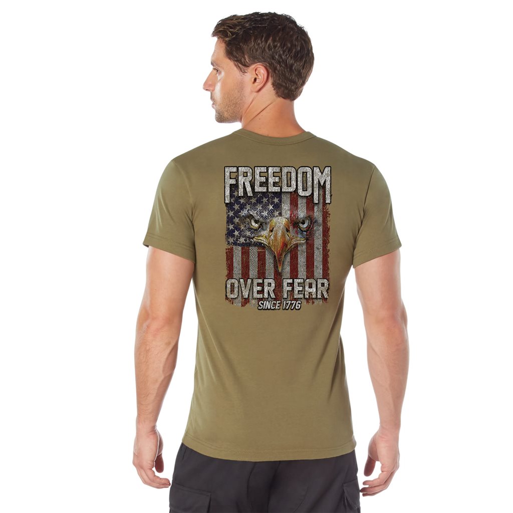 Camiseta coyote con texto FREEDOM OVER FEAR y bandera estadounidense