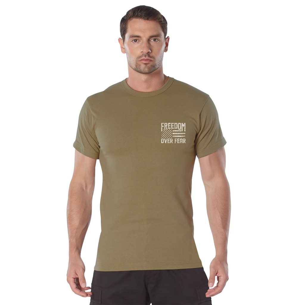 Camiseta coyote con texto FREEDOM OVER FEAR y bandera estadounidense