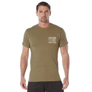 Camiseta coyote con texto FREEDOM OVER FEAR y bandera estadounidense