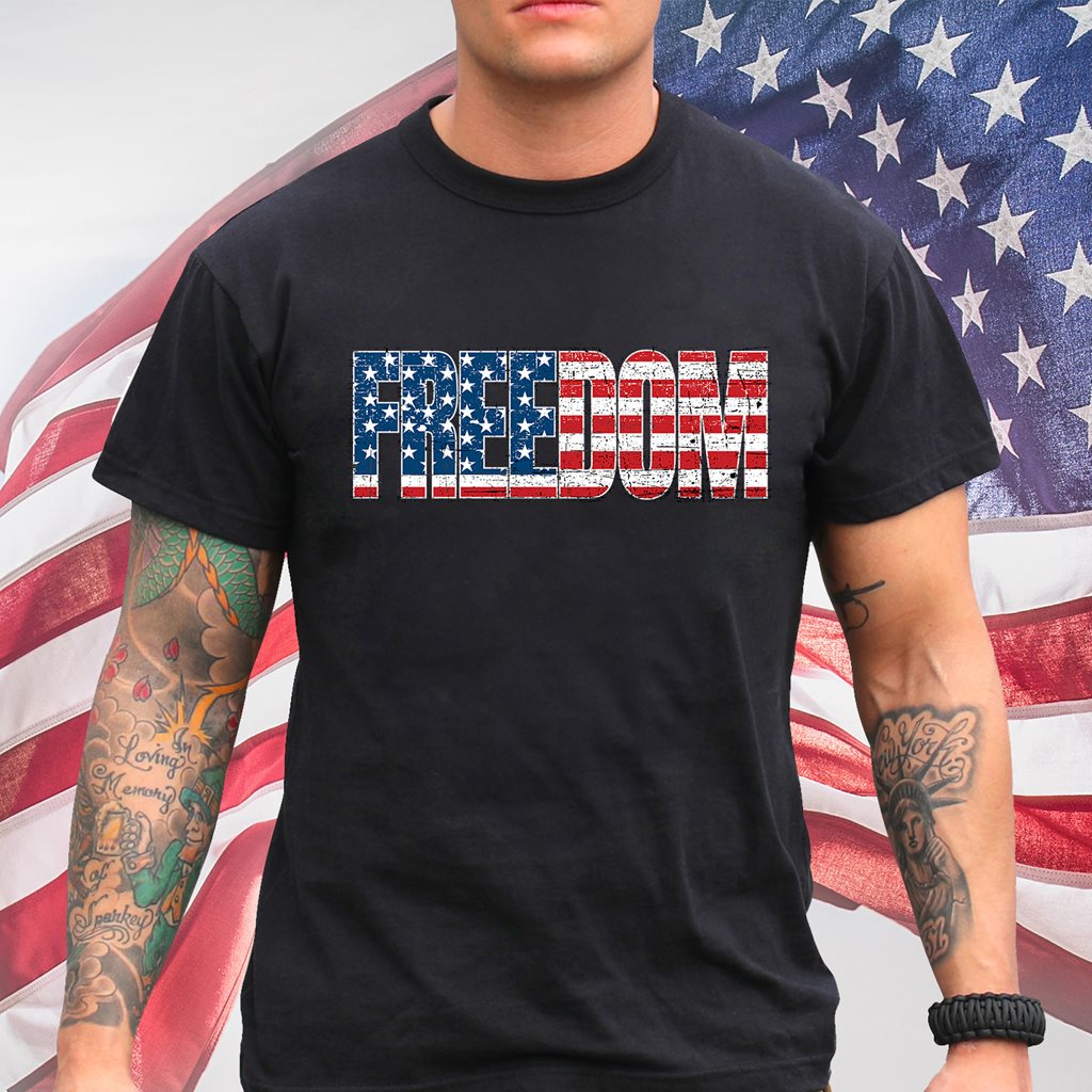 Camiseta negra con estampado 'FREEDOM' y motivo de bandera