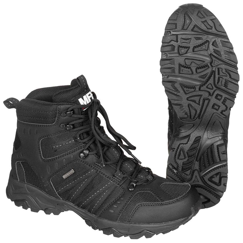 Botas tácticas COMBAT negras con membrana HBR y suela antideslizante