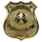 Insignia metálica dorada con texto 'SECURITY OFFICER'.