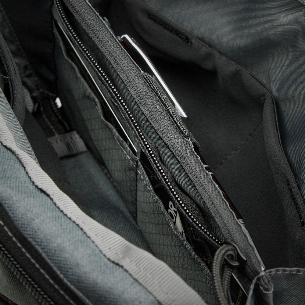 Riñonera TECH MOLLE negra para electrónica, cables y baterías