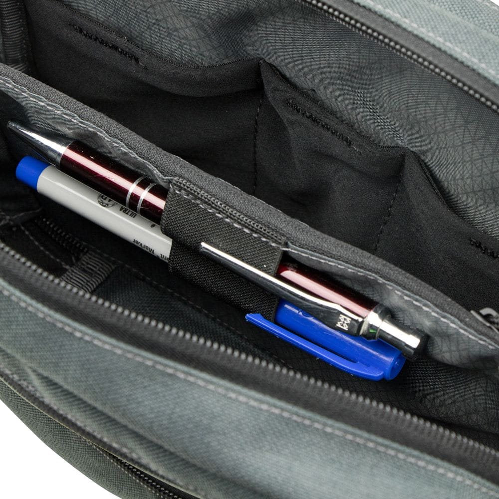 Riñonera TECH MOLLE negra para electrónica, cables y baterías