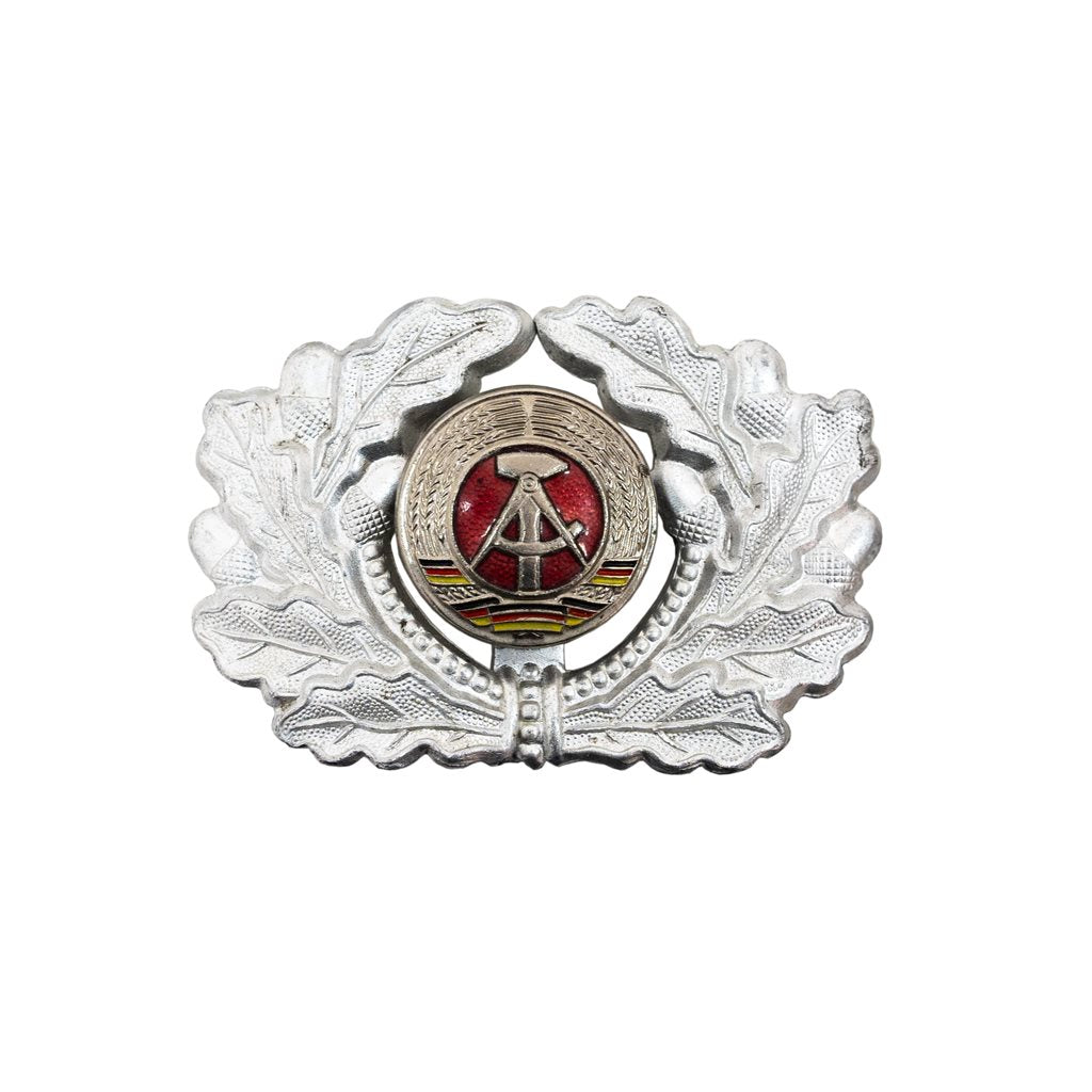 Insignia de gorra NVA de Alemania Oriental con hojas plateadas