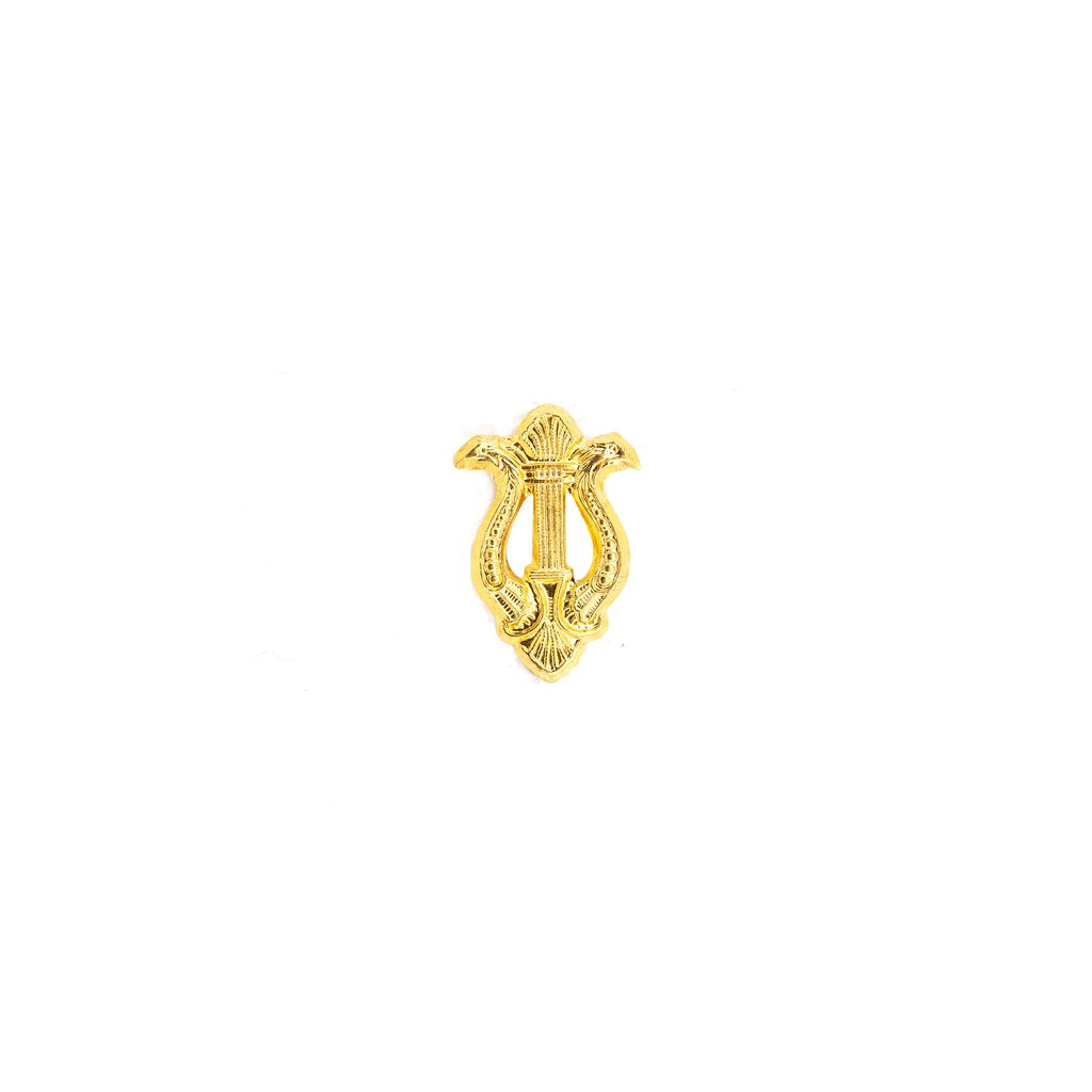 Insignia metálica en forma de arpa dorada, aprox. 3 x 2 cm, con pasador