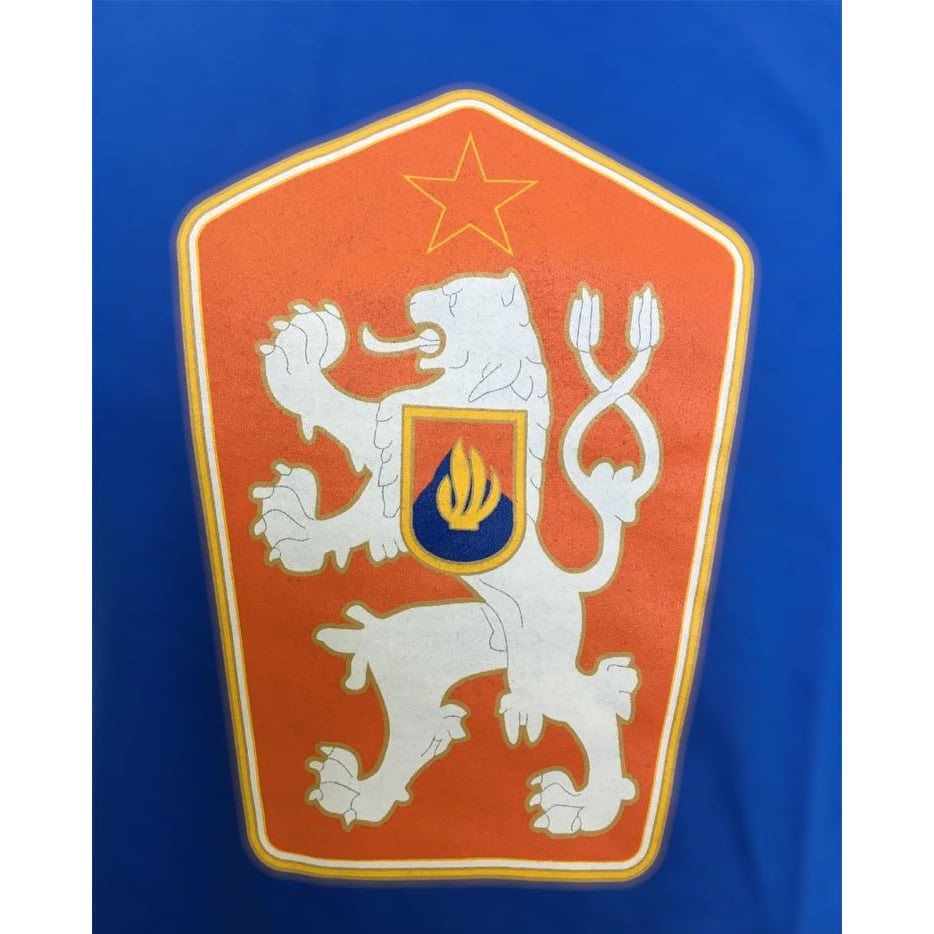 Camiseta retro azul claro con gran emblema estatal ČSSR en el pecho