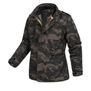 Chaqueta US M65 Regiment con forro, vista frontal con capucha en el cuello y bolsillos amplios