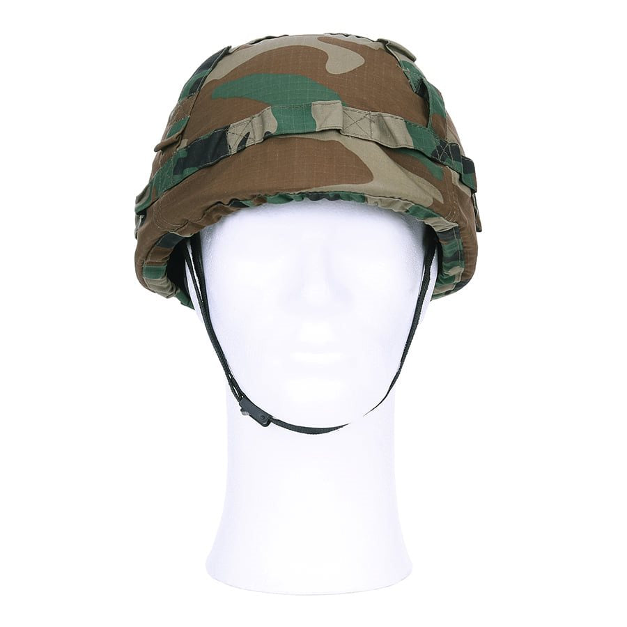 Casco infantil plástico con funda camuflaje WOODLAND y correa bajo la barbilla