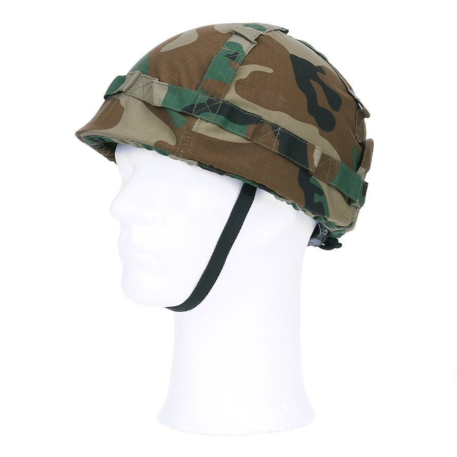 Casco infantil plástico con funda camuflaje WOODLAND y correa bajo la barbilla