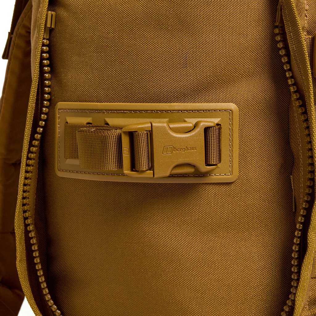 Foto de la mochila MMPS Centurio II 45L Berghaus mostrando el sistema MMPS y varios compartimentos