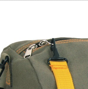 Bolsa EQUIPMENT grande de lona estilo militar con tres bolsillos laterales, cierre bidireccional y mosquetón