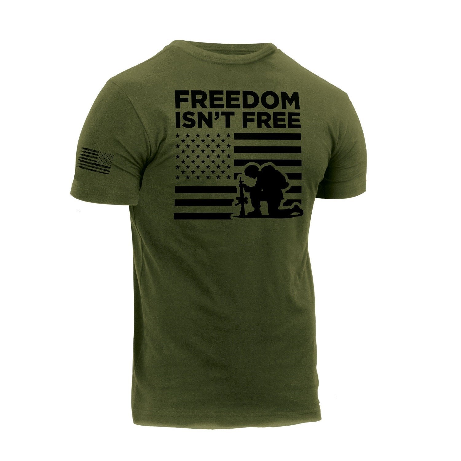 Camiseta verde con bandera de EE. UU., soldado arrodillado y texto 'Freedom isn't free'.