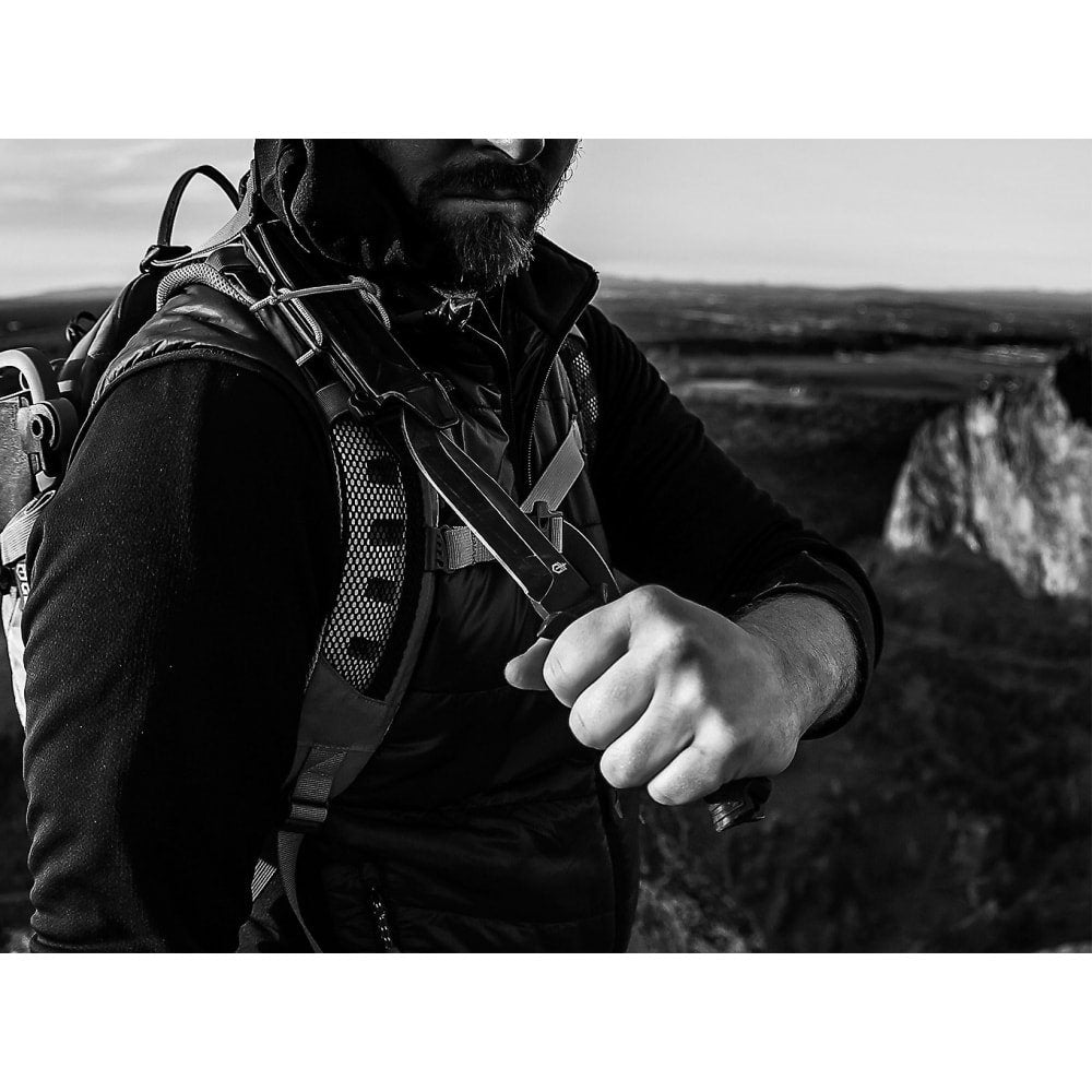 Cuchillo STRONGARM hoja lisa 125 mm con funda de plastico negra
