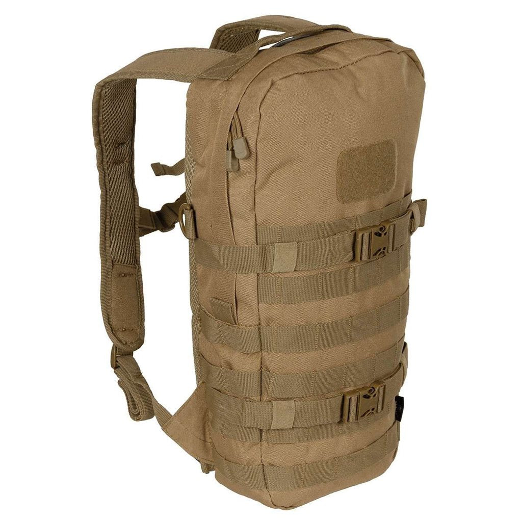 Mochila DAYPACK verde EDC con puntos de fijación modular, correas de compresión y bolsillo para hidratación