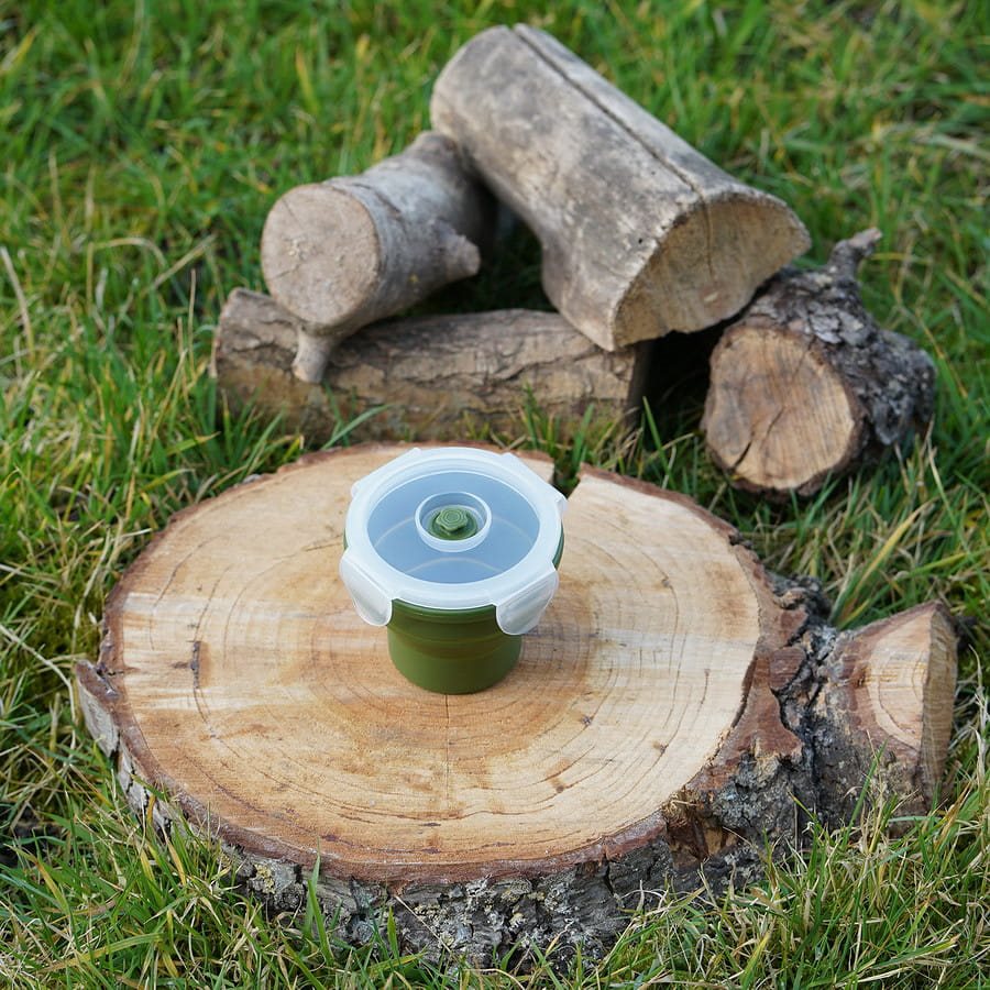 Taza plegable verde con tapa y válvula de ventilación