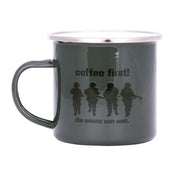 Taza esmaltada COFFEE FIRST! 300 ml verde con diseño de soldados