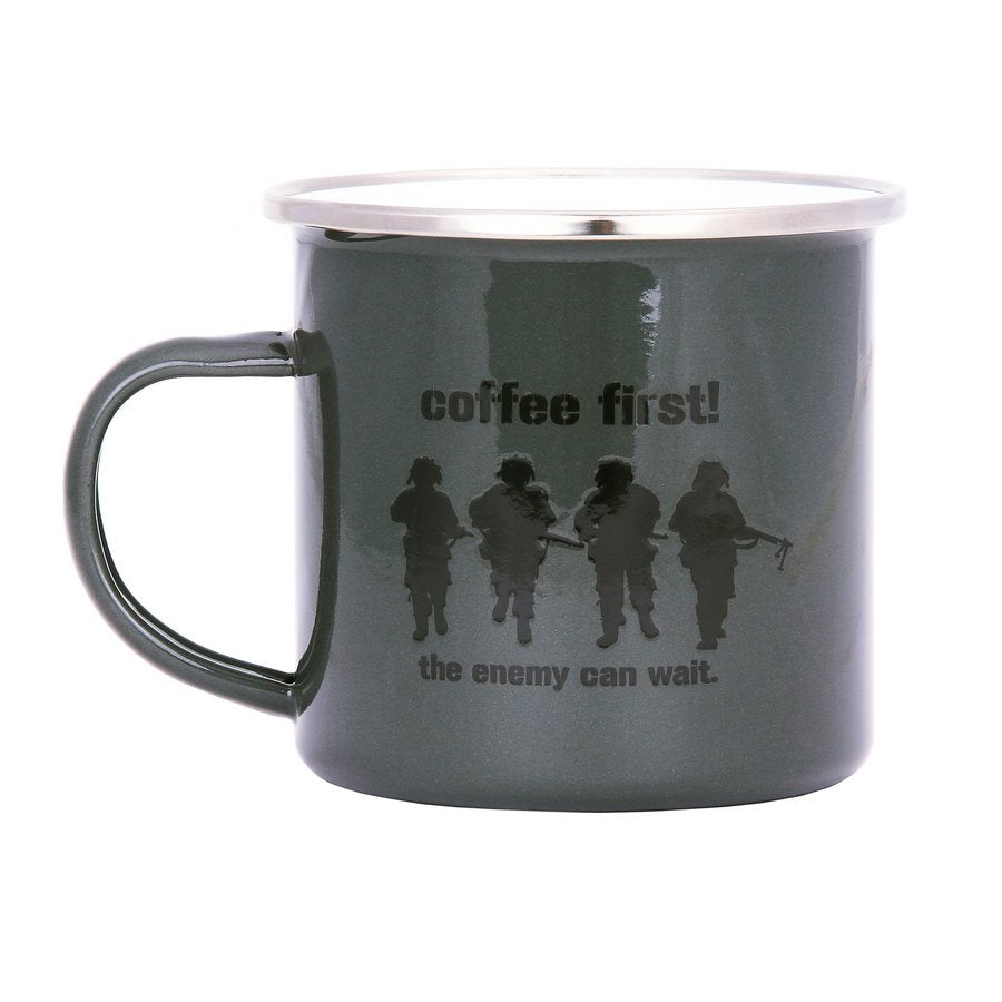 Taza esmaltada COFFEE FIRST! 300 ml verde con diseño de soldados