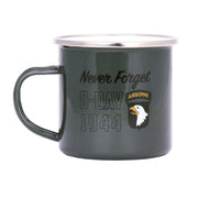 Taza esmaltada D-DAY 1944 300 ml verde con estampado y emblema de la 101.ª División
