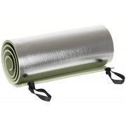 Esterilla verde con lámina de aluminio enrollada con cinta elástica