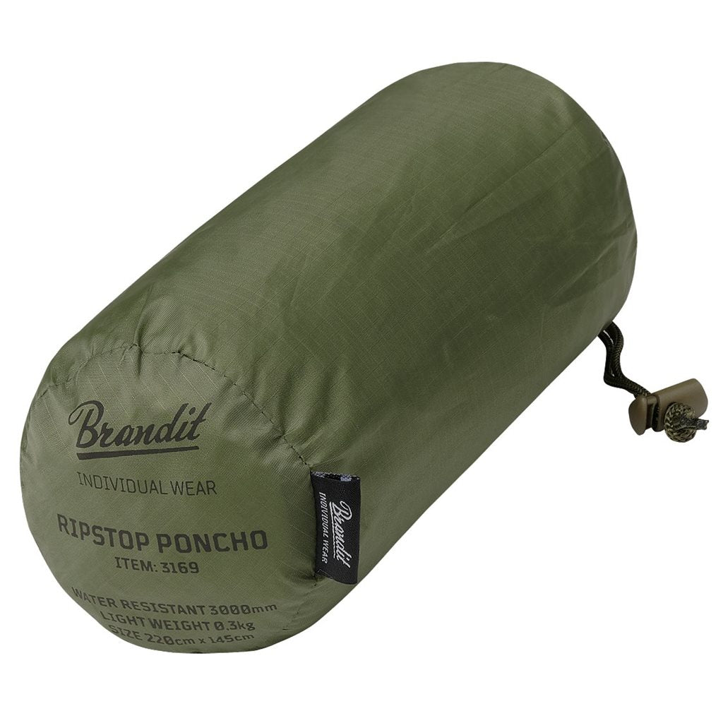 Poncho rip-stop verde con funda que muestra corchetes y ojales metálicos