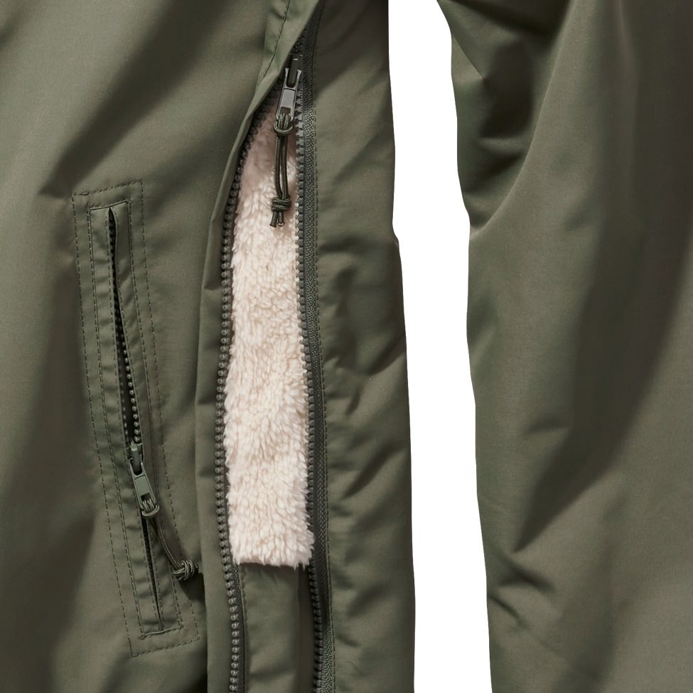 Chaqueta Windbreaker Sherpa Zeená con forro de borrego sintético y tres bolsillos con cremallera, vista frontal