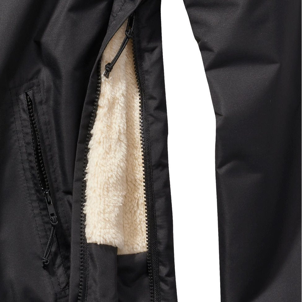 Cazadora Windbreaker Sherpa Negra con forro de piel sintética y cremalleras visibles
