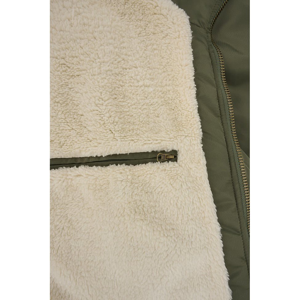 Chaqueta piloto CWU acolchada con capucha verde, vista frontal