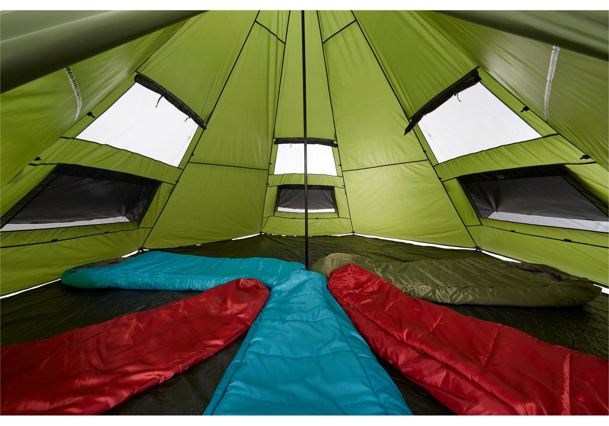 Tipi BLACK FALLS 8 Capulet Olive desplegado en color oliva para ocho personas