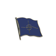 Insignia metálica pirata con bandera ondeante, calavera y huesos cruzados, aprox. 1,5 x 1,5 cm
