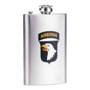 Petaca de acero inoxidable 148 ml con logo 101st Airborne, forma compacta para bolsillo, dimensiones 10,5 x 2,5 x 7 cm.