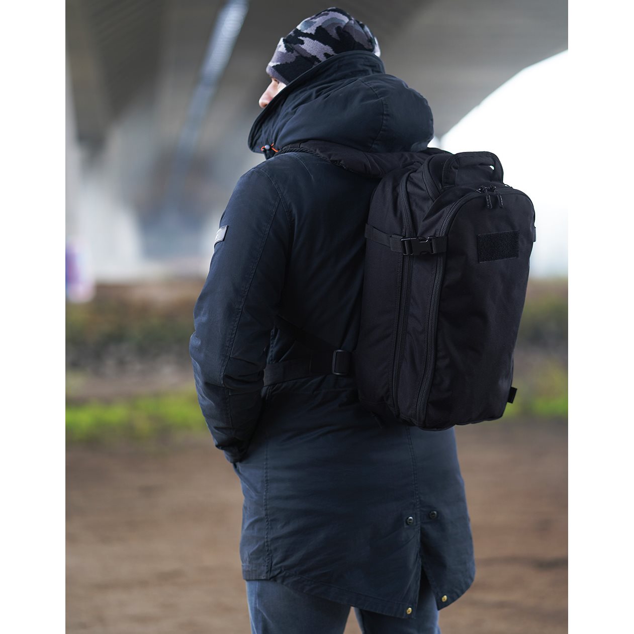 Mochila BUSHMATE PRO negra en Cordura 500D con funda reflectante naranja integrada