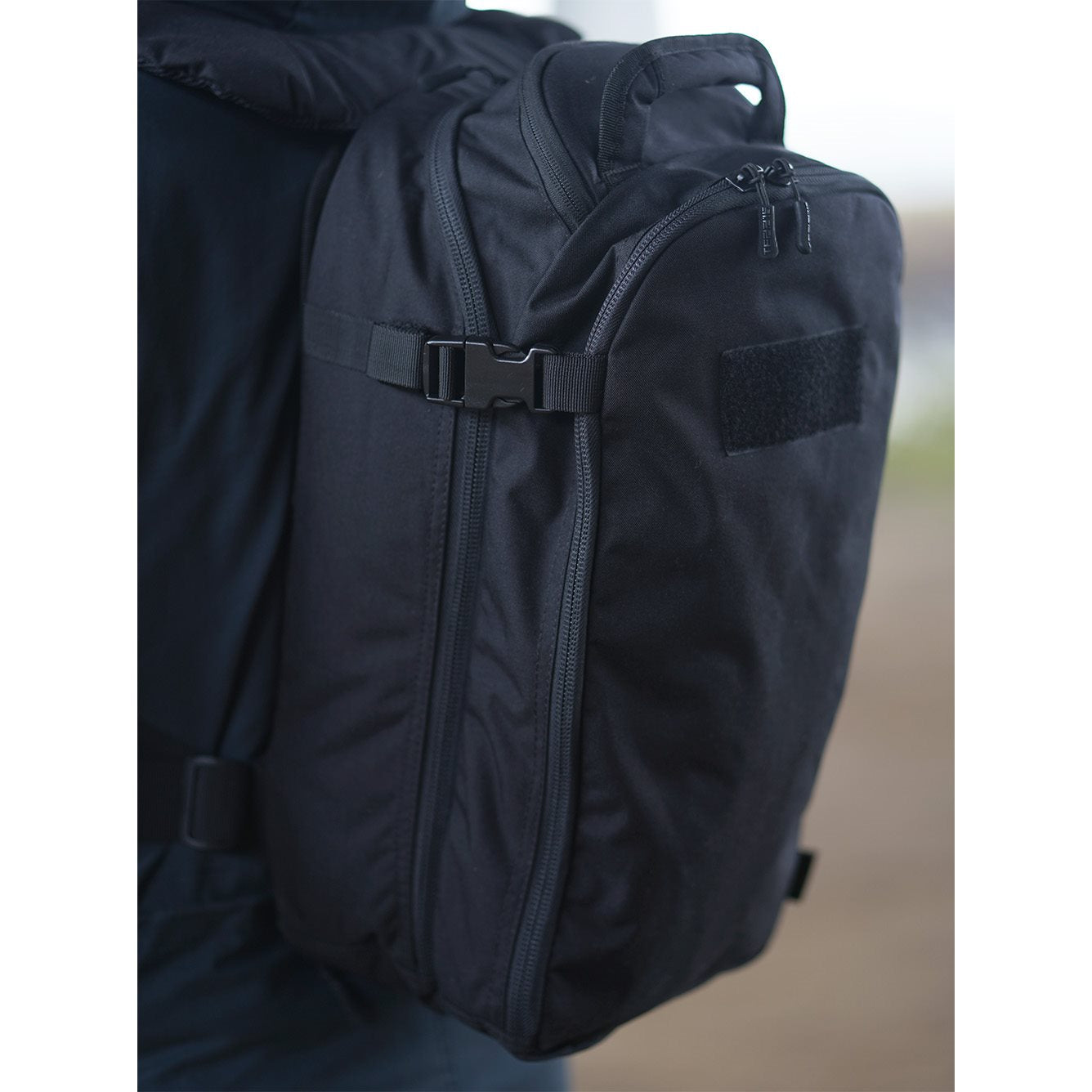 Mochila BUSHMATE PRO negra en Cordura 500D con funda reflectante naranja integrada