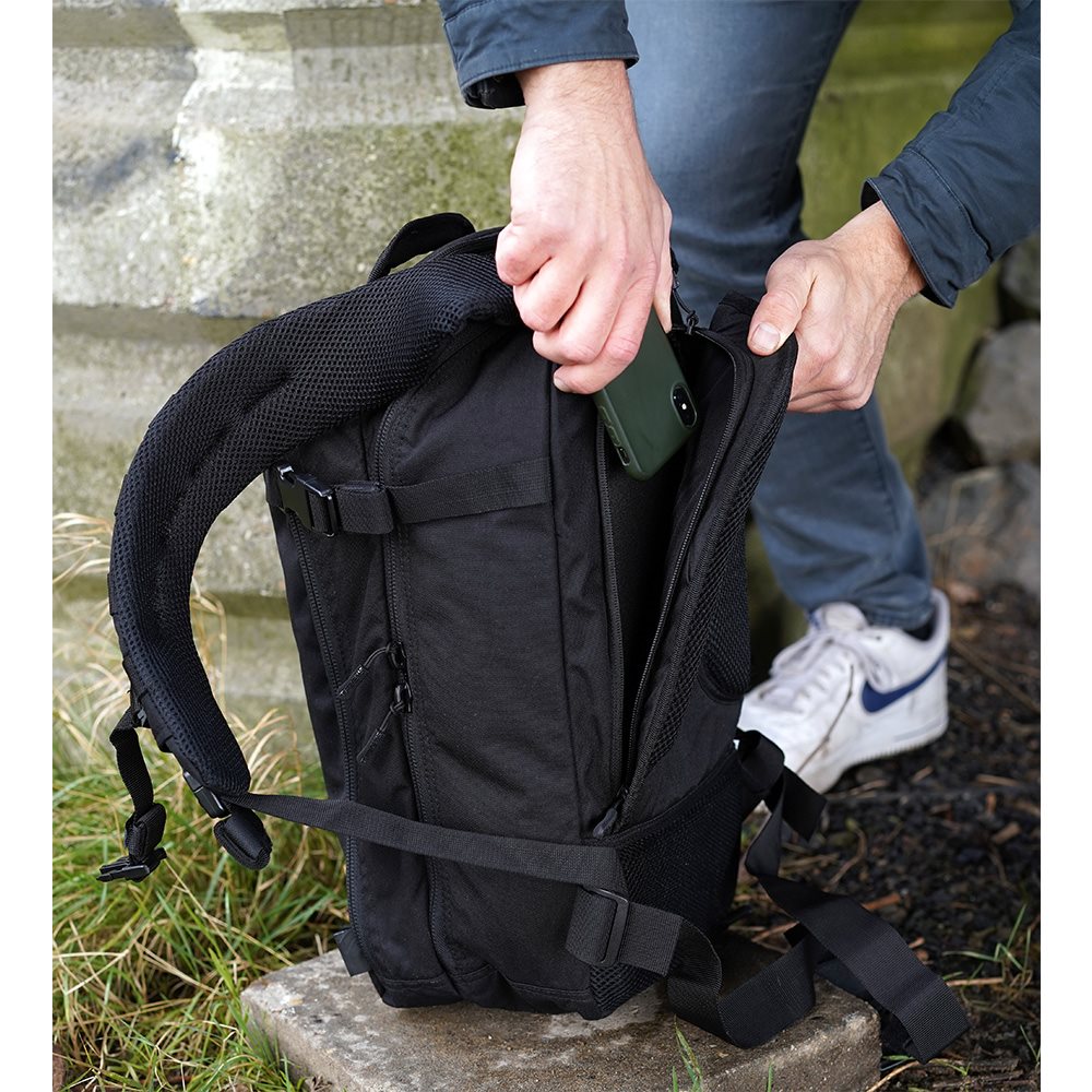 Mochila BUSHMATE PRO negra en Cordura 500D con funda reflectante naranja integrada