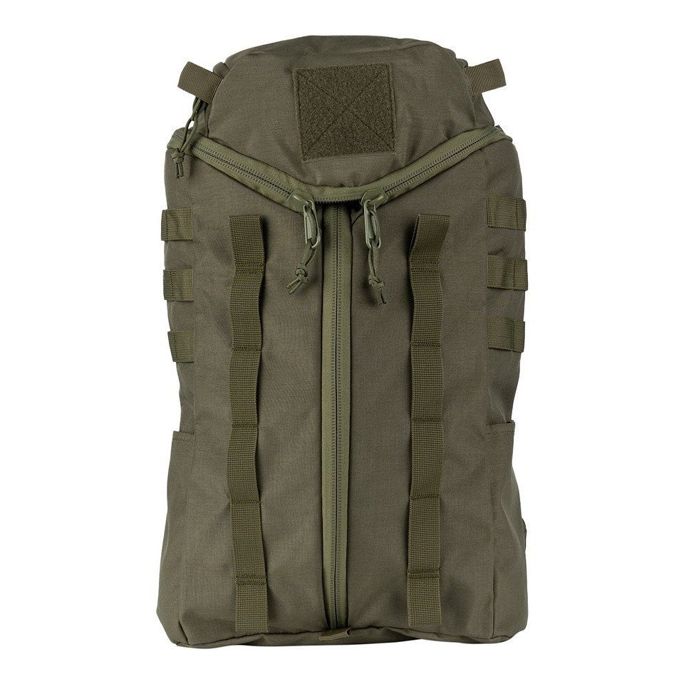 Mochila OPERATOR 20 L verde con entrada frontal no convencional para fácil llenado y acceso al equipo