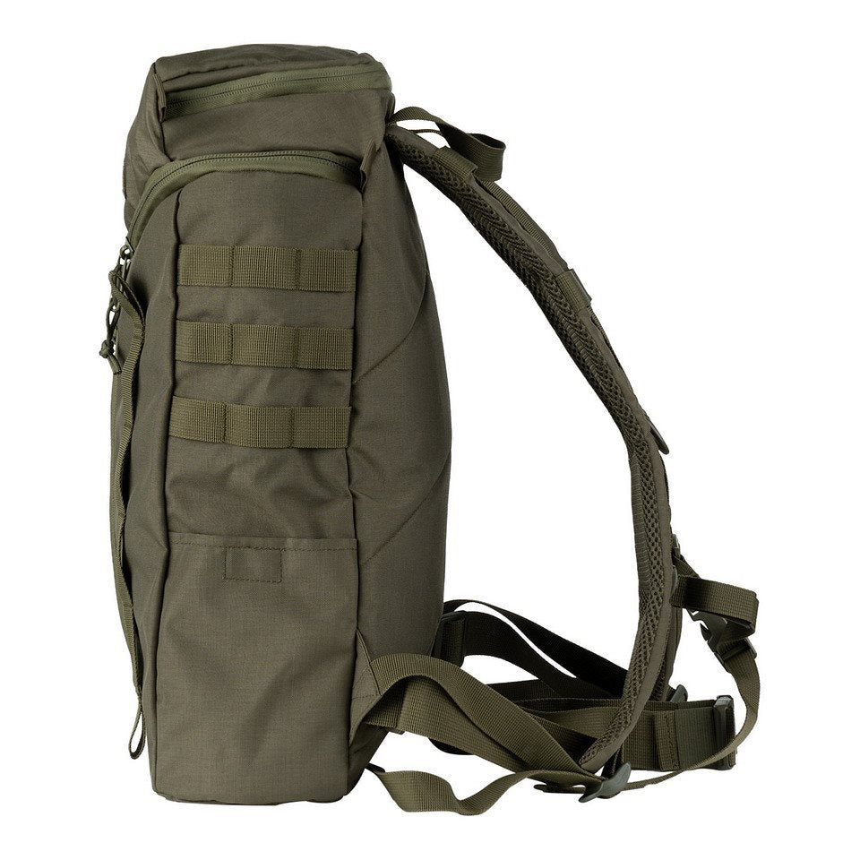 Mochila OPERATOR 20 L verde con entrada frontal no convencional para fácil llenado y acceso al equipo