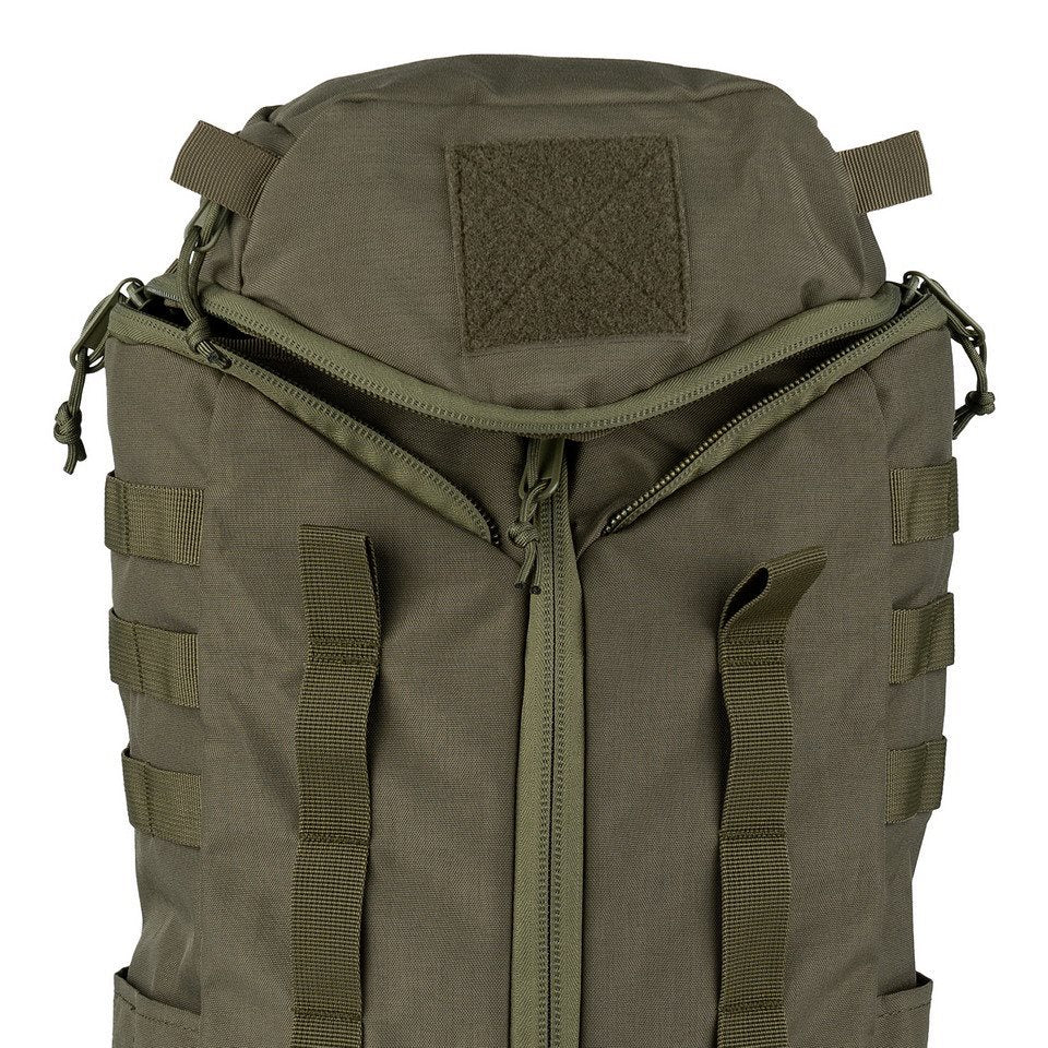 Mochila OPERATOR 20 L verde con entrada frontal no convencional para fácil llenado y acceso al equipo