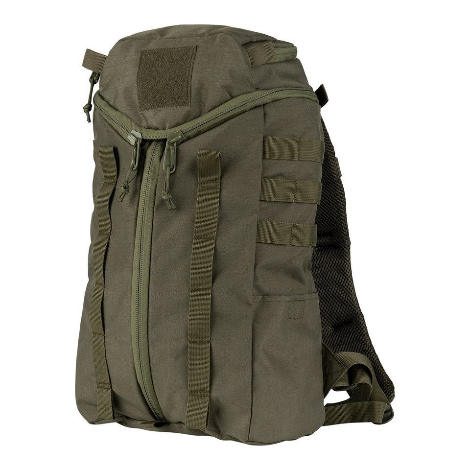 Mochila OPERATOR 20 L verde con entrada frontal no convencional para fácil llenado y acceso al equipo