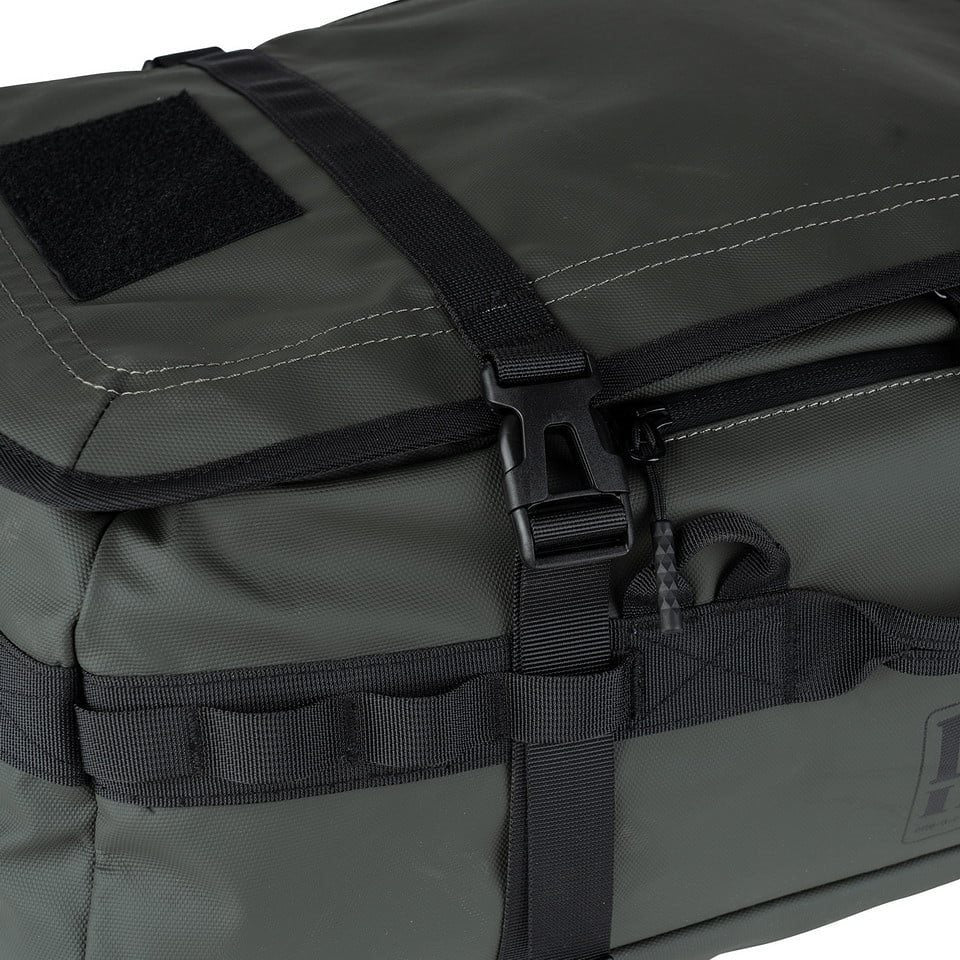 Bolsa de transporte duffle verde 45 litros con correas integradas