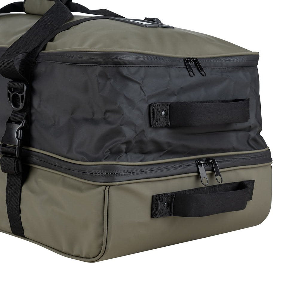 Bolsa de viaje verde COMMANDER PRO impermeable con cremalleras selladas, base reforzada y tres ruedas