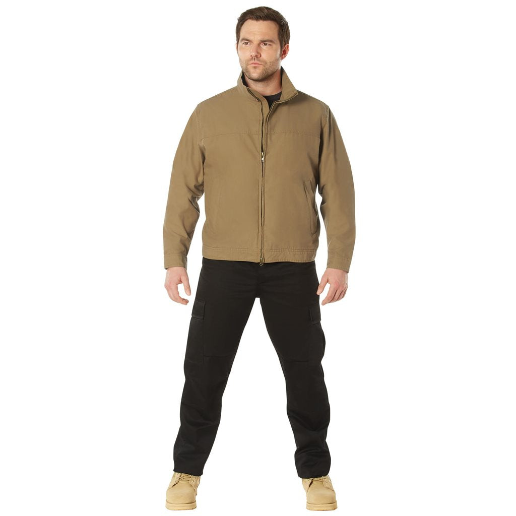 Chaqueta Concealed Carry ligera color coyote con bolsillos internos para portación oculta