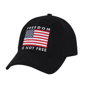Gorra de béisbol negra con bandera de EE. UU. bordada y texto 'Freedom is not free'.