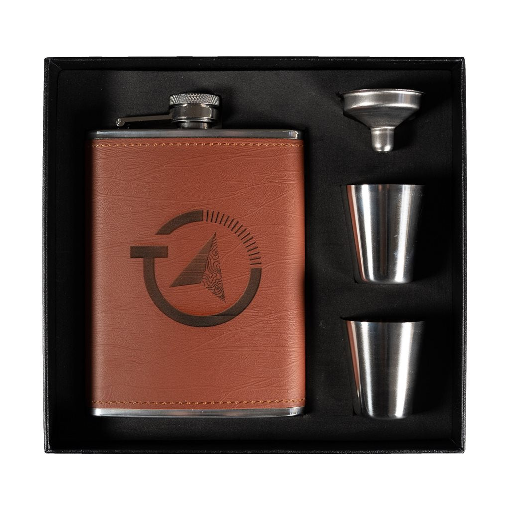 Petaca MILITARY RANGE 225 ml de acero inoxidable con logo, incluye dos vasos y embudo
